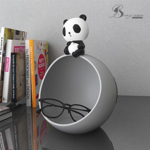 Decor tượng gấu trúc trên mặt trăng 3