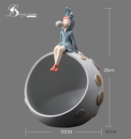 Decor tượng cô gái xanh dương trên mặt trăng 3