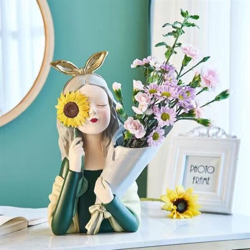 Decor tượng cô gái ôm hoa xanh lá nơ vàng 1