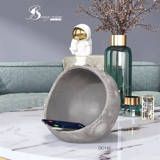 Decor tượng phi hành gia ôm sao trên mặt trăng 1