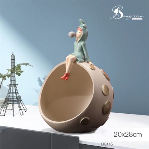 Decor tượng cô gái xanh trên mặt trăng 1