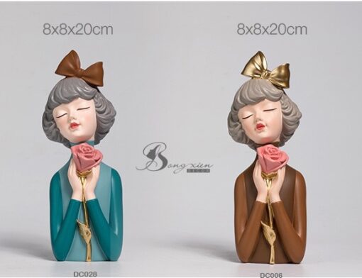 Decor cô gái áo nâu cầm hoa (S) ** 3
