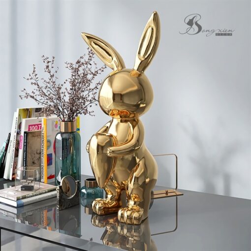 Decor tượng thỏ cầm cà rốt màu vàng 1