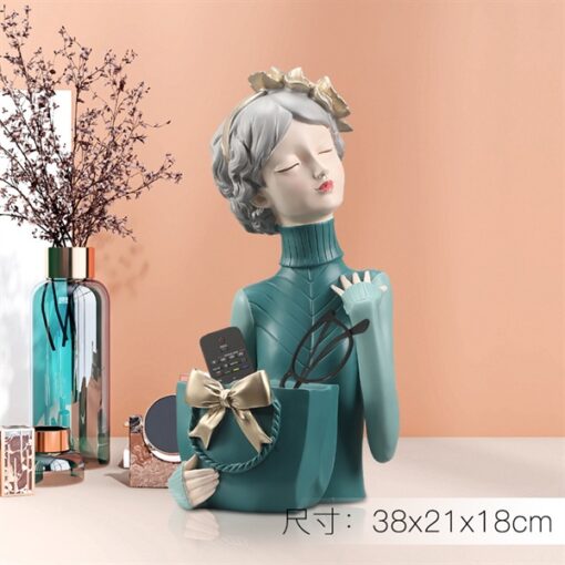 Decor cô gái áo xanh ôm túi xách 3