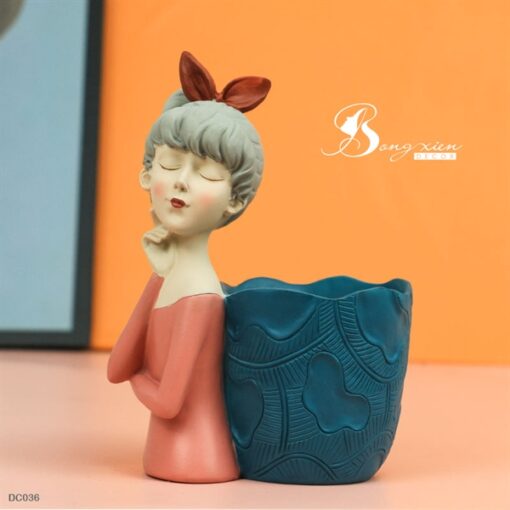 Decor cô gái địu giỏ 1