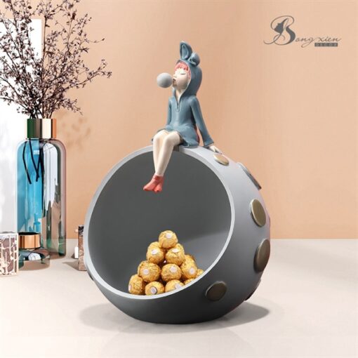 Decor tượng cô gái xanh dương trên mặt trăng 1
