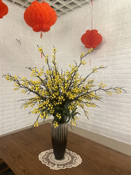 Combo Bình thuỷ tinh nâu sọc dọc +Cành berry màu vàng (đào đông vàng) 4 Combo Bình thuỷ tinh nâu sọc dọc +Cành berry màu vàng (đào đông vàng) 3