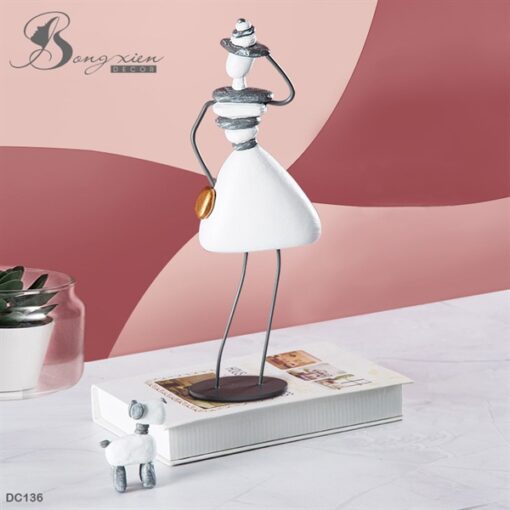Decor cô gái dắt chó đi dạo 3