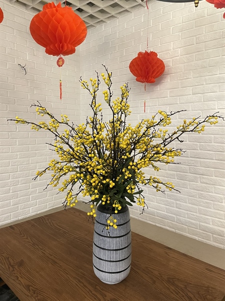 Combo Bình TT xám sọc (L)+Cành berry màu vàng (đào đông vàng) 2 Combo Bình TT xám sọc (L)+Cành berry màu vàng (đào đông vàng) 1