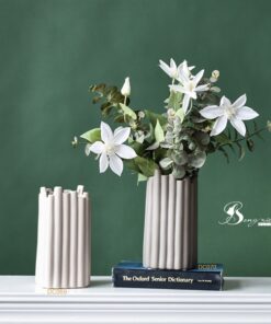 Bình sứ vuông sọc miệng sole màu sữa M 9