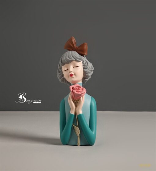 Décor cô gái xanh cầm hoa (S)** 3