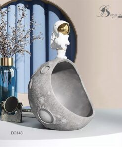 Decor tượng phi hành gia ôm sao trên mặt trăng 5