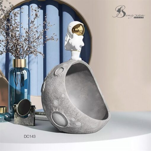 Decor tượng phi hành gia ôm sao trên mặt trăng 3