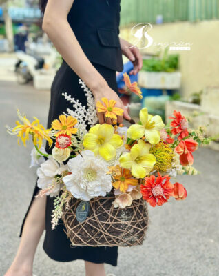 Giỏ hoa lụa cao cấp – Món quà tinh tế tặng người phụ nữ yêu thương dịp 20/10 tại TP Vinh 1