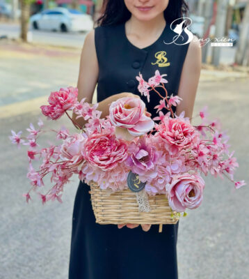 Giỏ hoa lụa cao cấp – Món quà tinh tế tặng người phụ nữ yêu thương dịp 20/10 tại TP Vinh 5