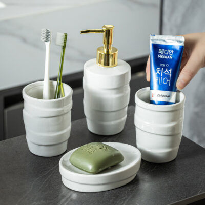 Bộ phụ kiện phòng tắm – Điểm nhấn tinh tế cho không gian sống 10 Bộ phụ kiện phòng tắm – Điểm nhấn tinh tế cho không gian sống 9